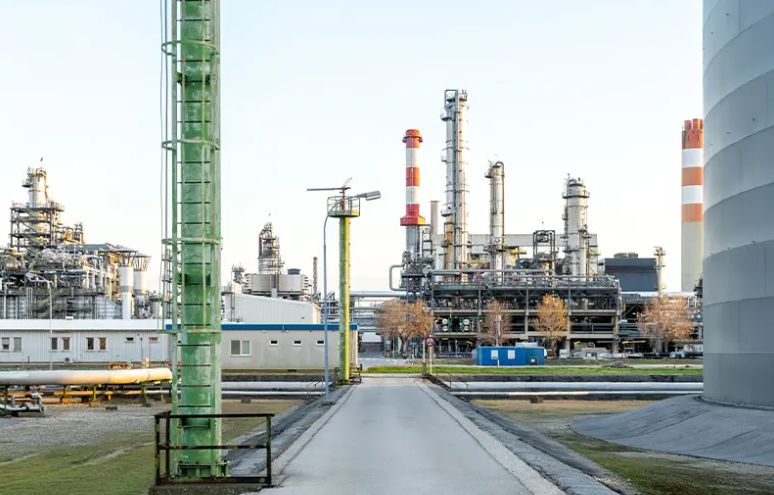 alt：Durable hand held sprayer applied in industrial cleaning and surface treatment tasks